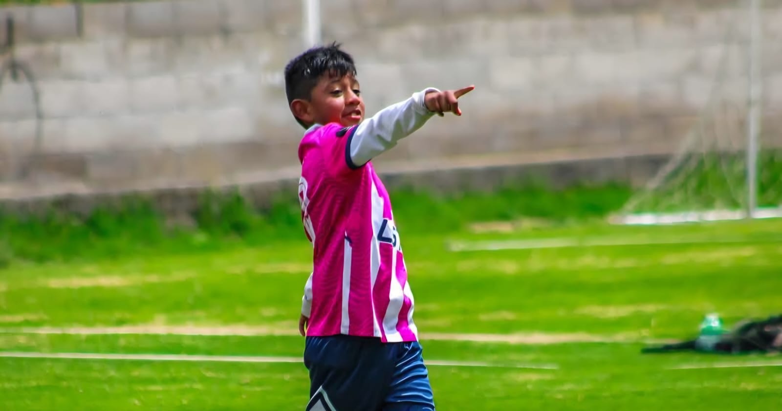 Niño jugando fútbol en Luna Sport Talents